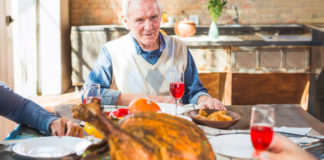 Consumir carne de pollo: Beneficios para adultos mayores