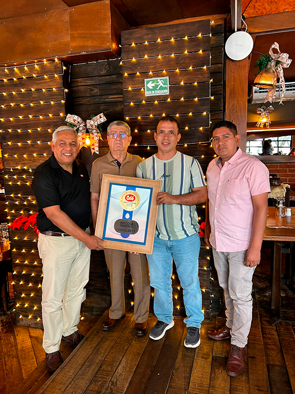 Cobb reconoce a Avícola Warnes de Bolivia Cobb reconoce Avicola Warnes Bolivia1