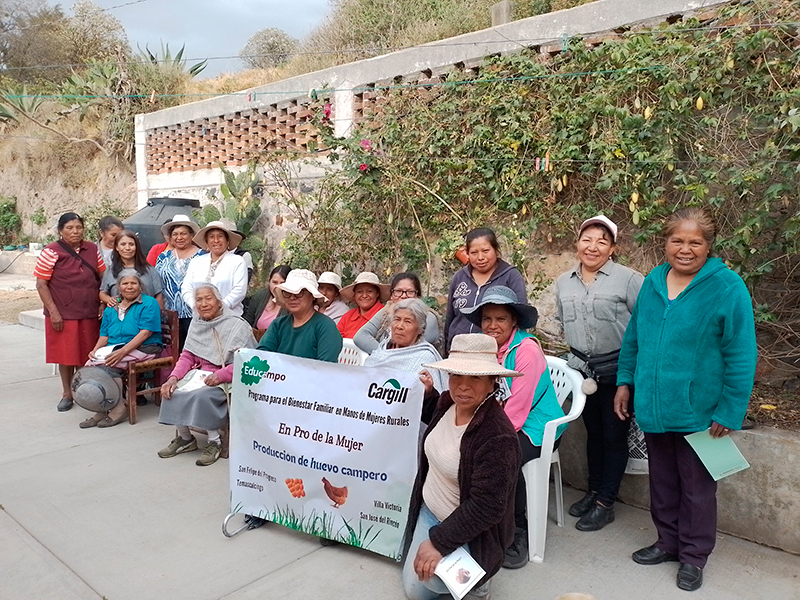 Cargill México refuerza programas que impulsan el desarrollo comunitario en todo el país Mujeres aprendiendo llenado bitacoras