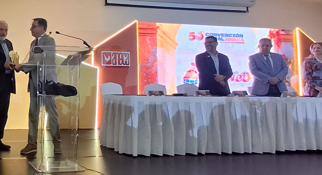 Entrega ANECA el “Huexolotl Dorado” al Dr. Jorge Aguirre y le dedica su 50 Convención Nacional 2026